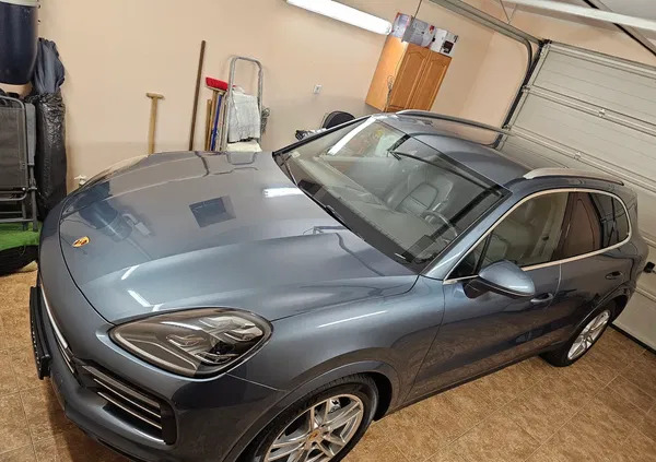 samochody osobowe Porsche Cayenne cena 239000 przebieg: 130000, rok produkcji 2018 z Niepołomice